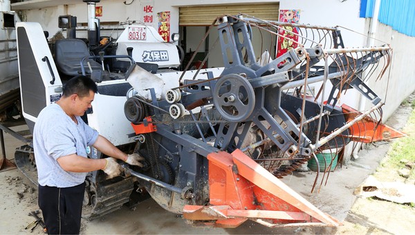 收割机检修.jpg