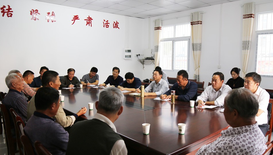 3召开基层党员座谈会.JPG