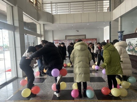 踩气球比赛2.jpg
